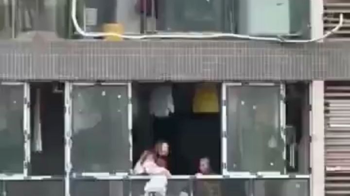 Mujer arroja a su hijo de tres años desde el piso 22 de un edificio (Video)