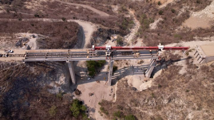 AMLO supervisa puentes y carreteras en Oaxaca y Guerrero (Video)