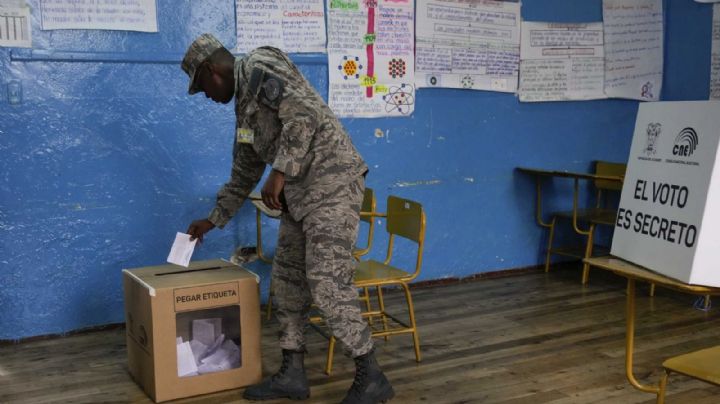 Ecuatorianos votan en una consulta popular que busca endurecer lucha contra el crimen