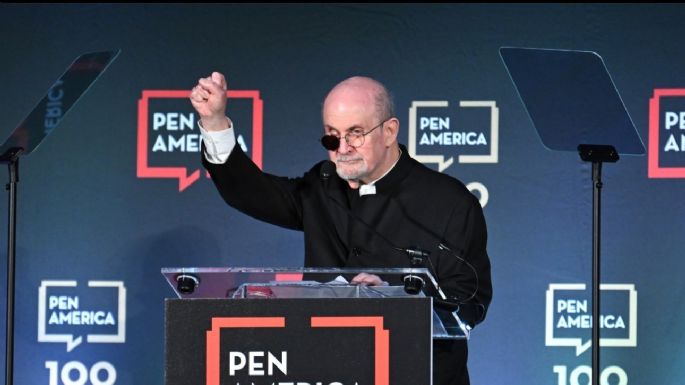 India podría levantar la prohibición de "Los versos satánicos" de Rushdie