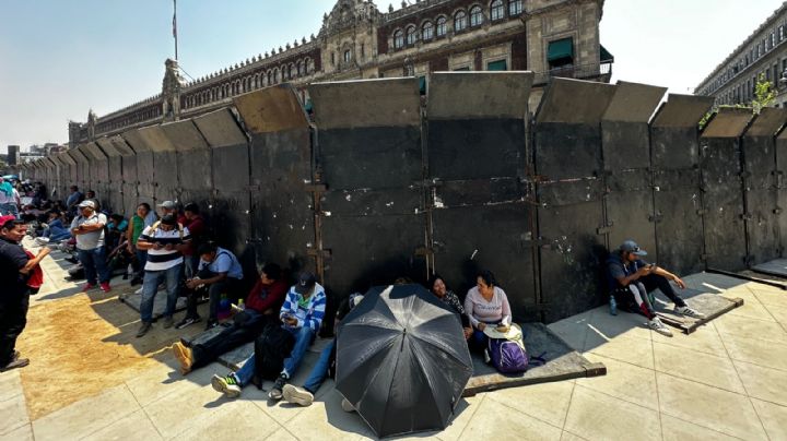 Amurallan Palacio Nacional por movilización de los 43 normalistas de Ayotzinapa