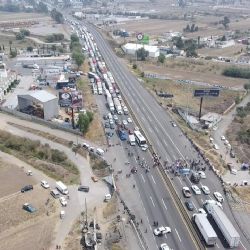 Tras seis horas de bloquear la autopista México-Puebla, pobladores logran evitar “despojo” de agua