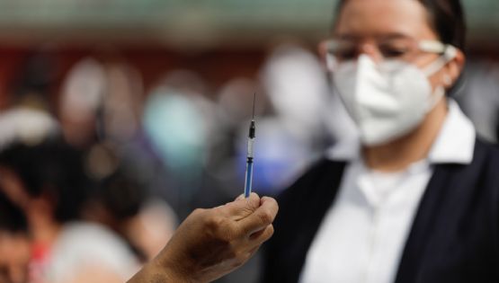 Un hombre se vacunó 217 veces contra el covid-19; esto fue lo que le pasó