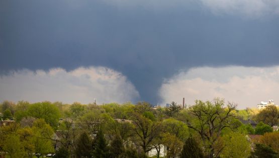 Un tornado masivo causa devastación en Nebraska (Videos)