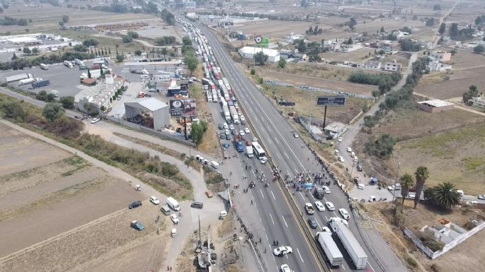 Tras seis horas de bloquear la autopista México-Puebla, pobladores logran evitar “despojo” de agua