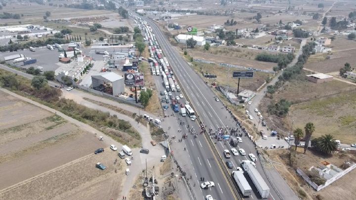 Tras seis horas de bloquear la autopista México-Puebla, pobladores logran evitar “despojo” de agua