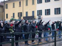 Docenas de personas hacen saludo fascista en aniversario de ejecución de Mussolini