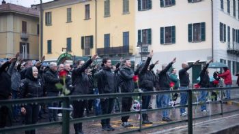 Docenas de personas hacen saludo fascista en aniversario de ejecución de Mussolini