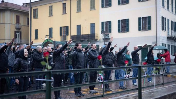 Docenas de personas hacen saludo fascista en aniversario de ejecución de Mussolini