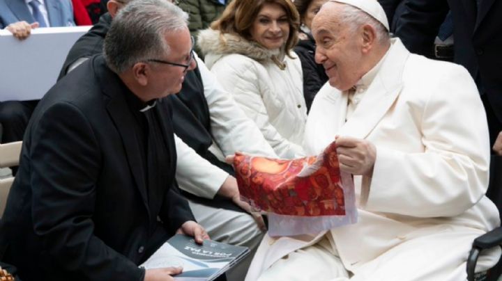 Jesuitas entregan al Papa Francisco el “Compromiso por la Paz” firmado por candidatos presidenciales