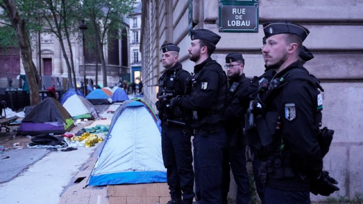 Policía desaloja un campamento migrante cerca del Ayuntamiento de París