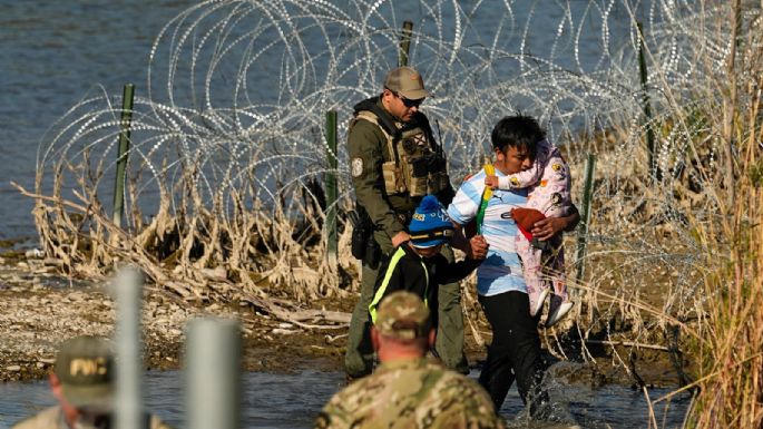 Patrulla Fronteriza de EU debe atender a niños migrantes que esperan en campamentos, dice jueza