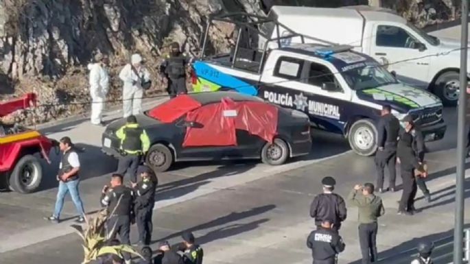 Descubren cabezas y siete cuerpos desmembrados dentro de auto en Periférico de Puebla