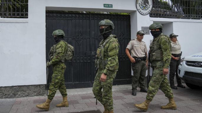 Policías de Ecuador irrumpen en la Embajada de México en Quito (Video)