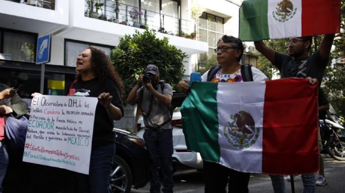 Protestan frente a la embajada de Ecuador en México tras ruptura de relaciones diplomáticas (Video)