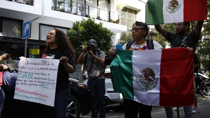 Protestan frente a la embajada de Ecuador en México tras ruptura de relaciones diplomáticas (Video)
