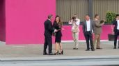 Santiago Nieto y Carla Humphrey se besan frente al INE antes del debate (Video)