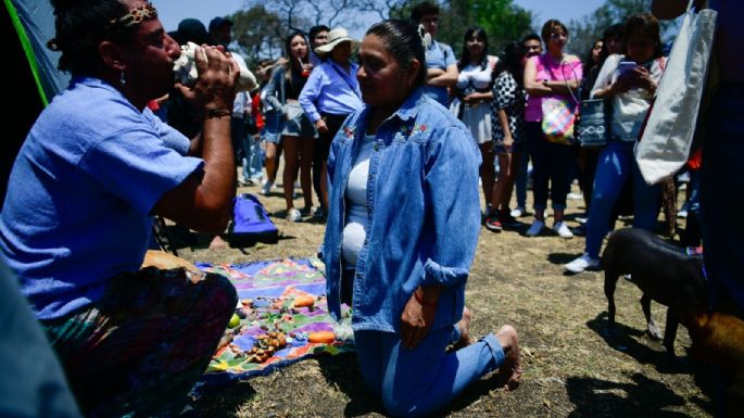 Eclipse solar en la UNAM: Un ritual masivo cuando el Sol “muere” (Videos)