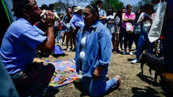 Eclipse solar en la UNAM: Un ritual masivo cuando el Sol “muere” (Videos)