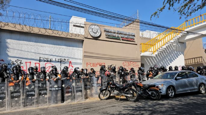 Blindan fiscalía, congreso y oficinas de gobierno de Guerrero ante posibles protestas de normalistas