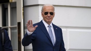 Biden reitera que no se va "a ninguna parte" mientras destacados mecenas le retiran su respaldo