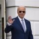 Biden reitera que no se va "a ninguna parte" mientras destacados mecenas le retiran su respaldo