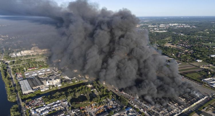 Incendio devora un centro comercial con mil 400 locales