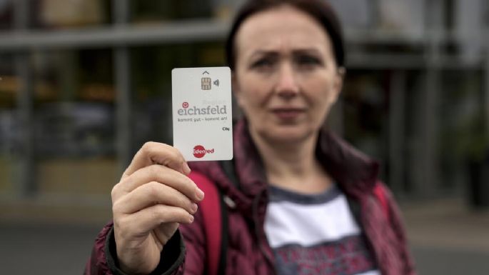 Alemania entrega ayudas a migrantes en tarjetas; los críticos dicen que es discriminatorio