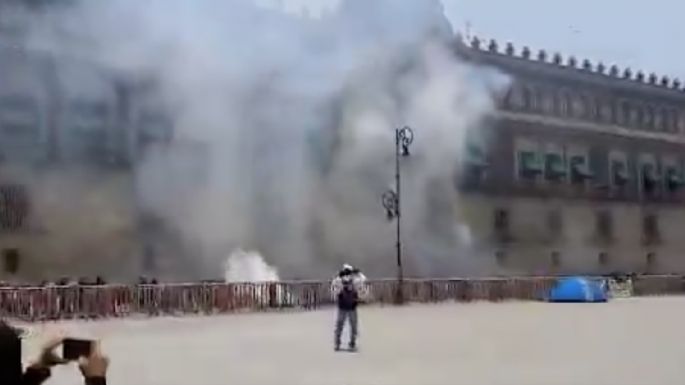 Normalistas de Ayotzinapa lanzan artefactos explosivos contra Palacio Nacional (Video)