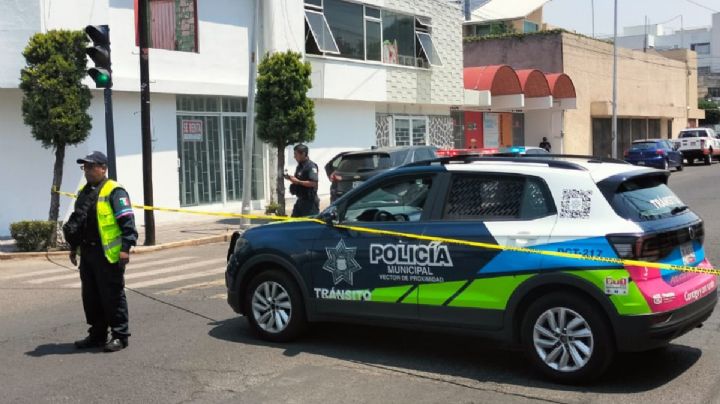 Hombre armado irrumpe en financiera, toma rehenes y dispara en Puebla