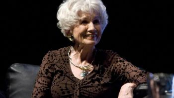 Alice Munro, premio Nobel de Literatura canadiense muere a los 92 años
