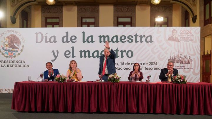 Líder del SNTE en Palacio Nacional: Es un honor estar con Obrador; “charros”, grita la CNTE