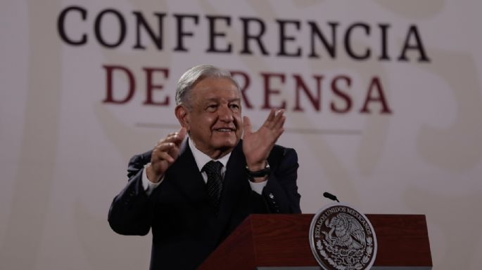 AMLO promete que la bandera izará en el Zócalo durante la marcha de la "marea Rosa"