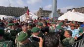 "Marea rosa": CNTE choca con militares por izar bandera en el Zócalo
