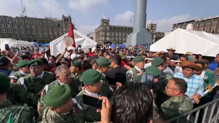 "Marea rosa": CNTE choca con militares por izar bandera en el Zócalo