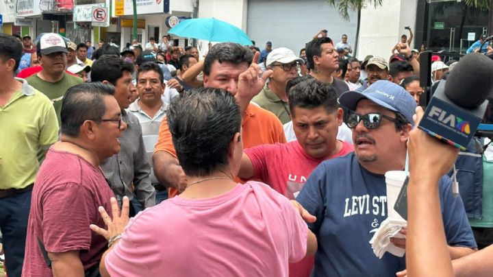 A gritos y empujones, maestros de la CNTE impiden paso a “marea rosa” en plaza central de Tuxtla (Videos)