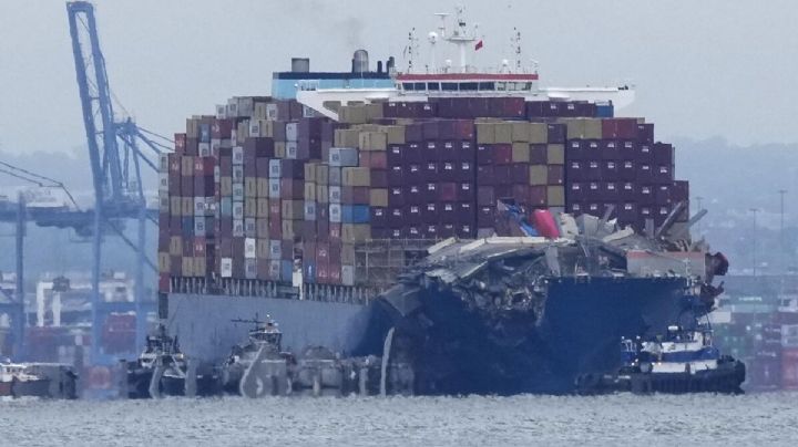 Reflotan barco que provocó derrumbe del puente de Baltimore