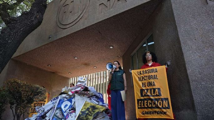 Greenpeace devuelve la “basura electoral” a partidos políticos