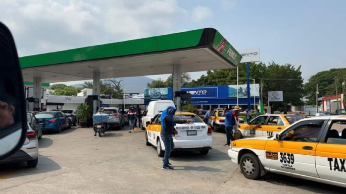 Maestros del SNTE toman gasolineras de Chiapas y regalan combustible a automovilistas