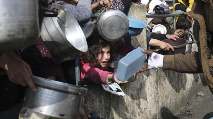 Algunos palestinos sobreviven con medio litro de agua al día, según grupos humanitarios