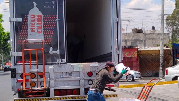 Reportan escasez de hielo en CDMX en plena ola de calor; Oxxo limita su venta