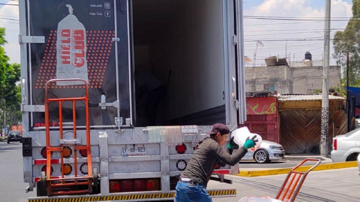 Reportan escasez de hielo en CDMX en plena ola de calor; Oxxo limita su venta