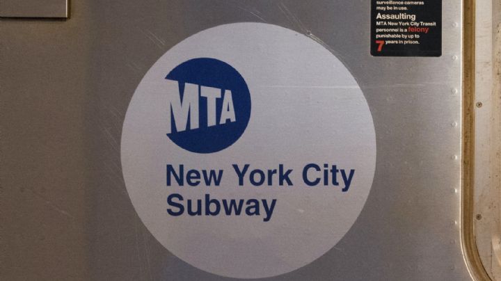 Hombre arroja líquido en llamas a un pasajero en el metro de Nueva York