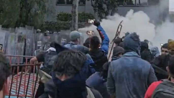 Encapuchados enfrentan a policías frente a la Embajada de Israel en México