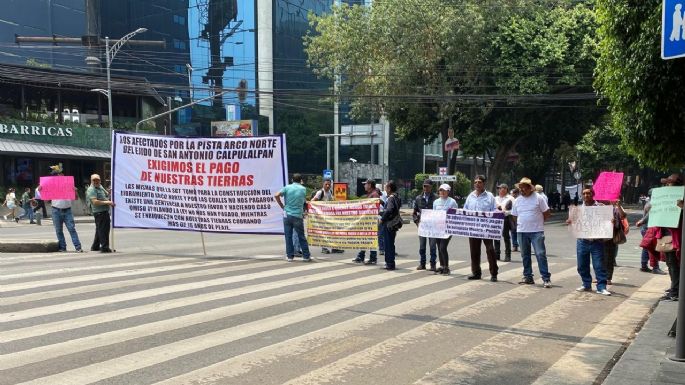 Campesinos bloquean Insurgentes para exigir el pago de sus tierras; les mandan a granaderos
