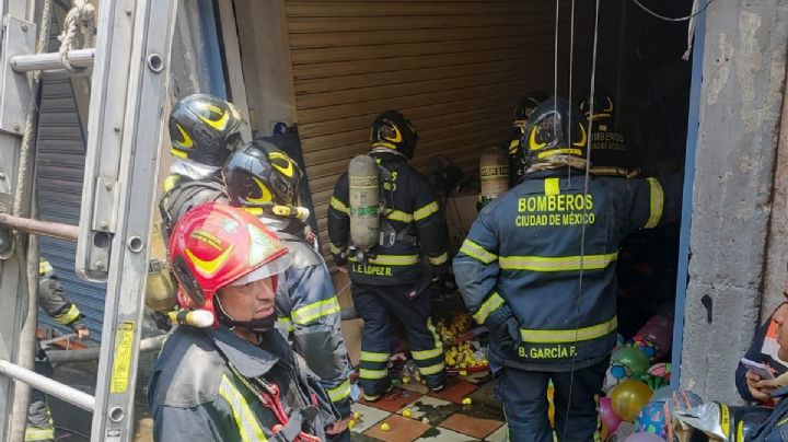 Incendio en bodega del Centro de la CDMX deja 22 bomberos intoxicados