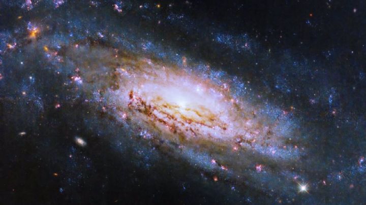 Hubble observa una galaxia a 50 millones de años luz con un agujero negro voraz
