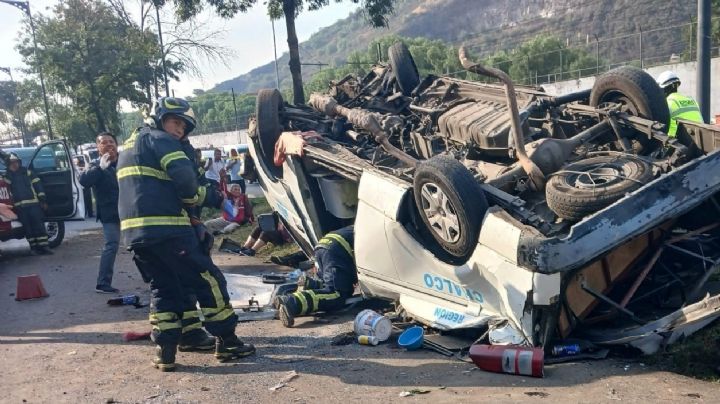 Fatal accidente de camioneta de pasajeros en calzada Ignacio Zaragoza; dos muertos y siete heridos