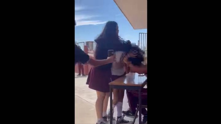 “Ya déjala” suplica alumna a otra que propinaba una golpiza a otra compañera de secundaria