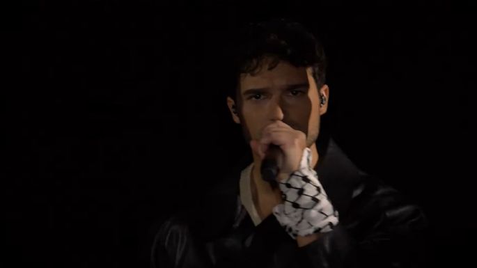 Eurovisión y TV sueca lamentan que un artista invitado haya sacado un pañuelo palestino (Video)